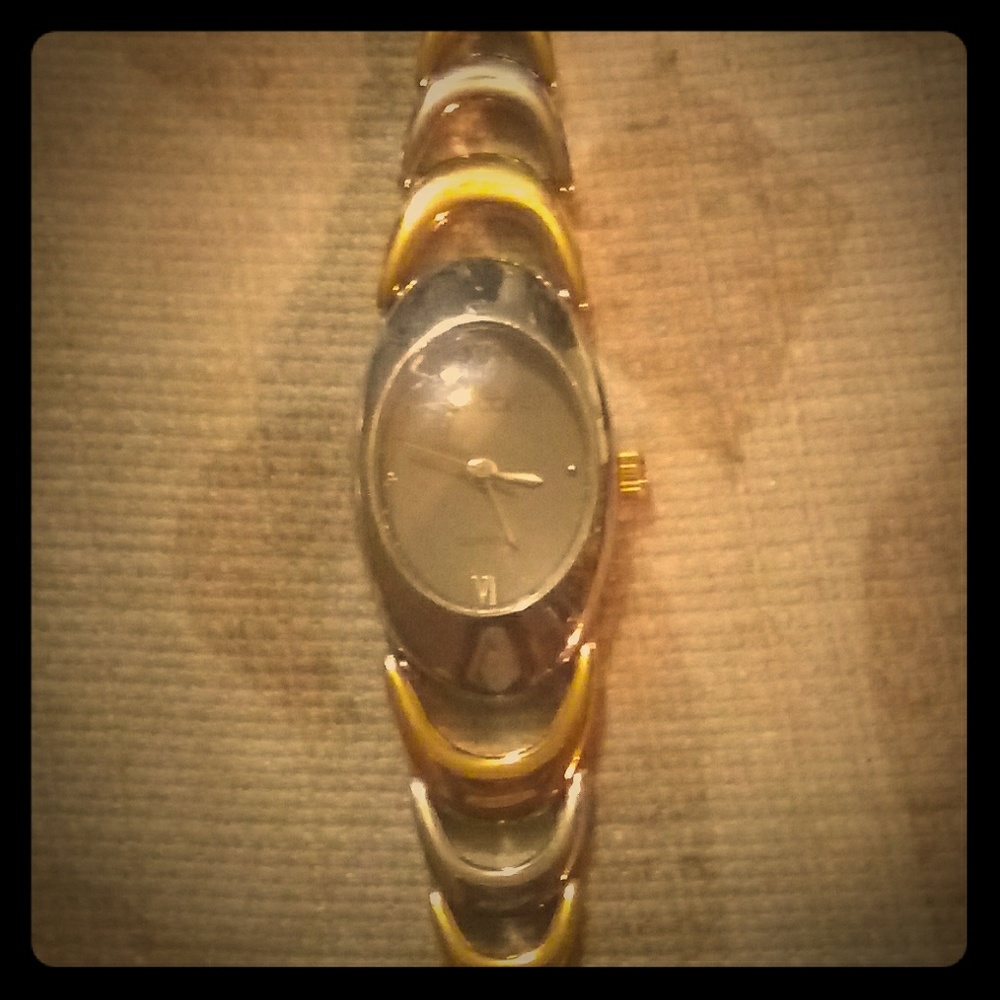 Vintage Gucci ladies wrist watch gold and silver t